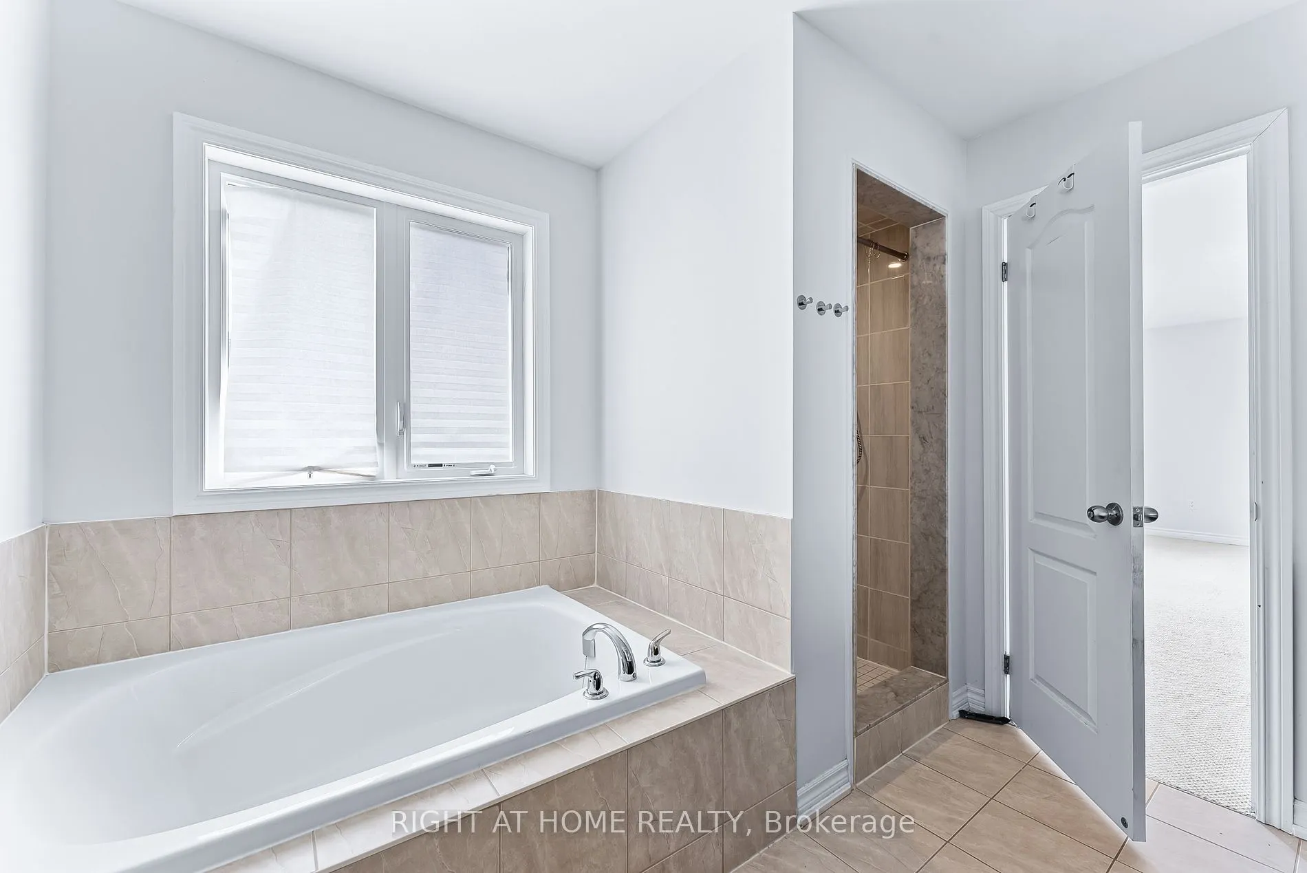 1157 Peelar (MAIN AND 2ND FLOOR) Cres