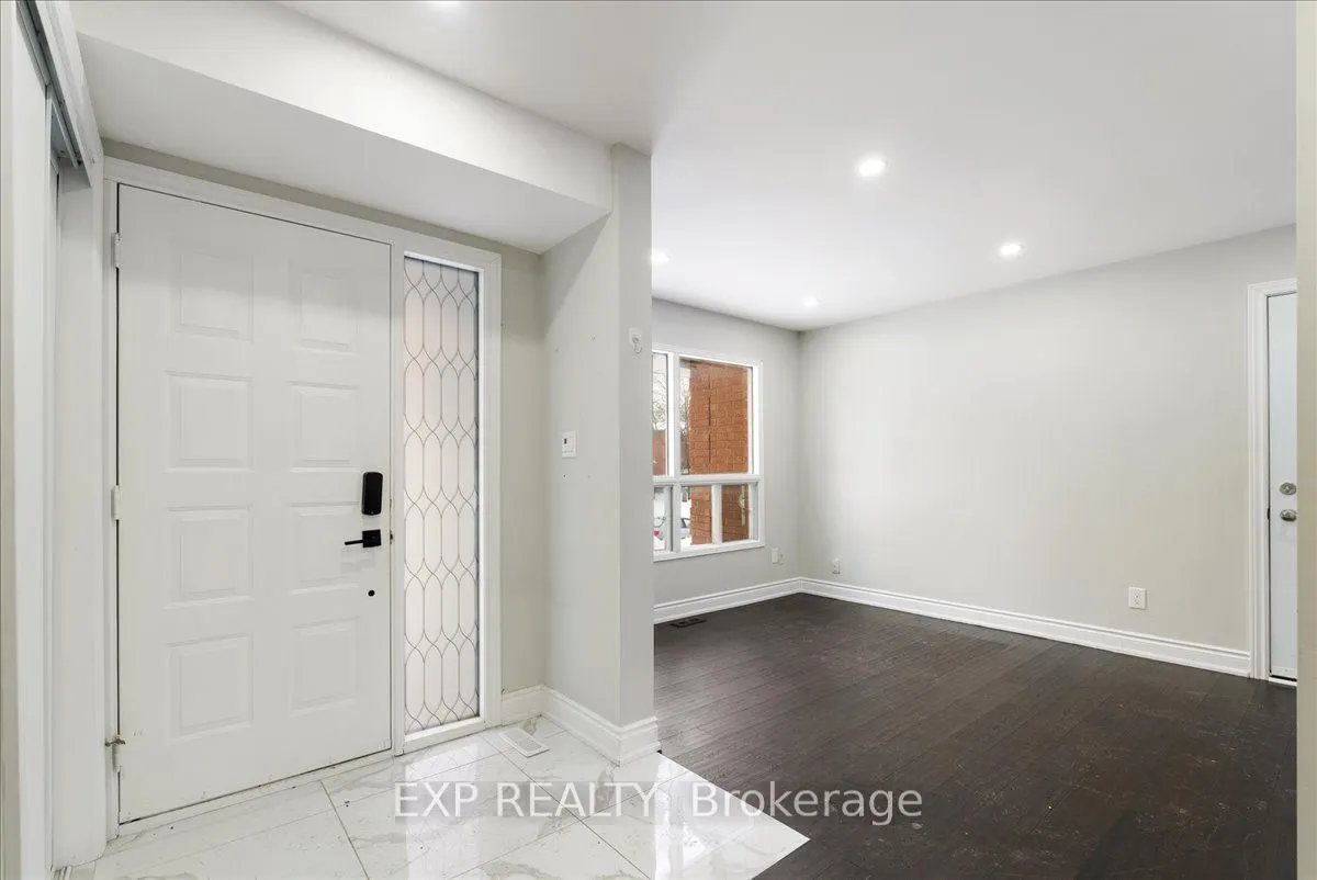 2529 Della St