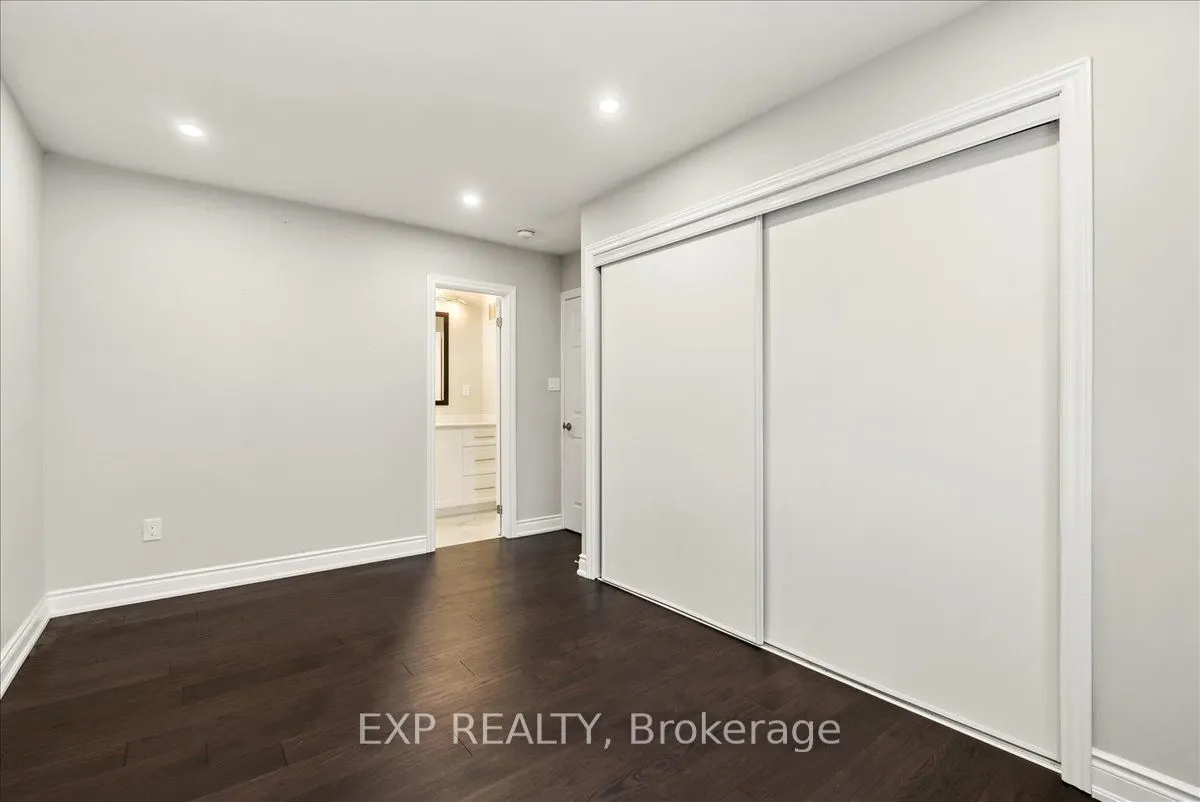 2529 Della St