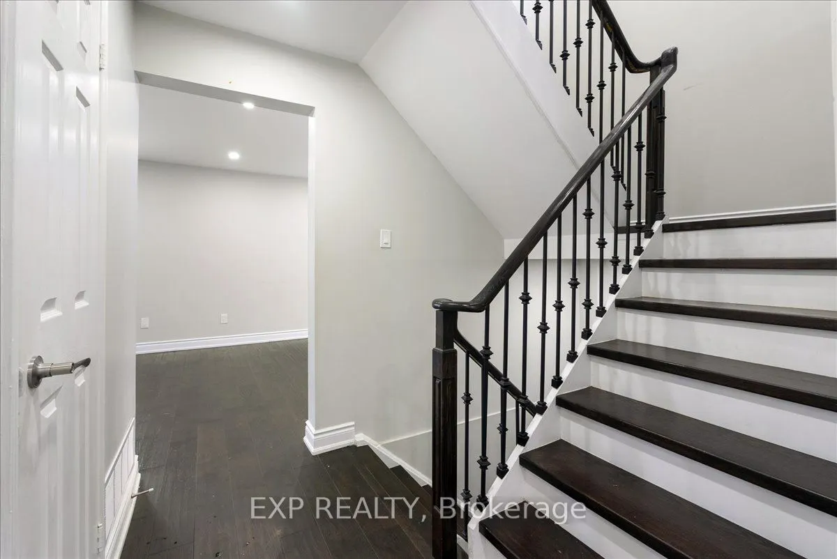 2529 Della St