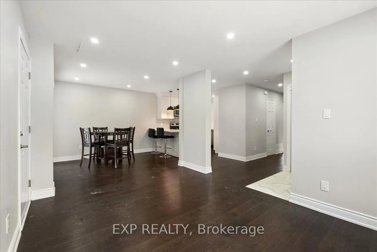 2529 Della St