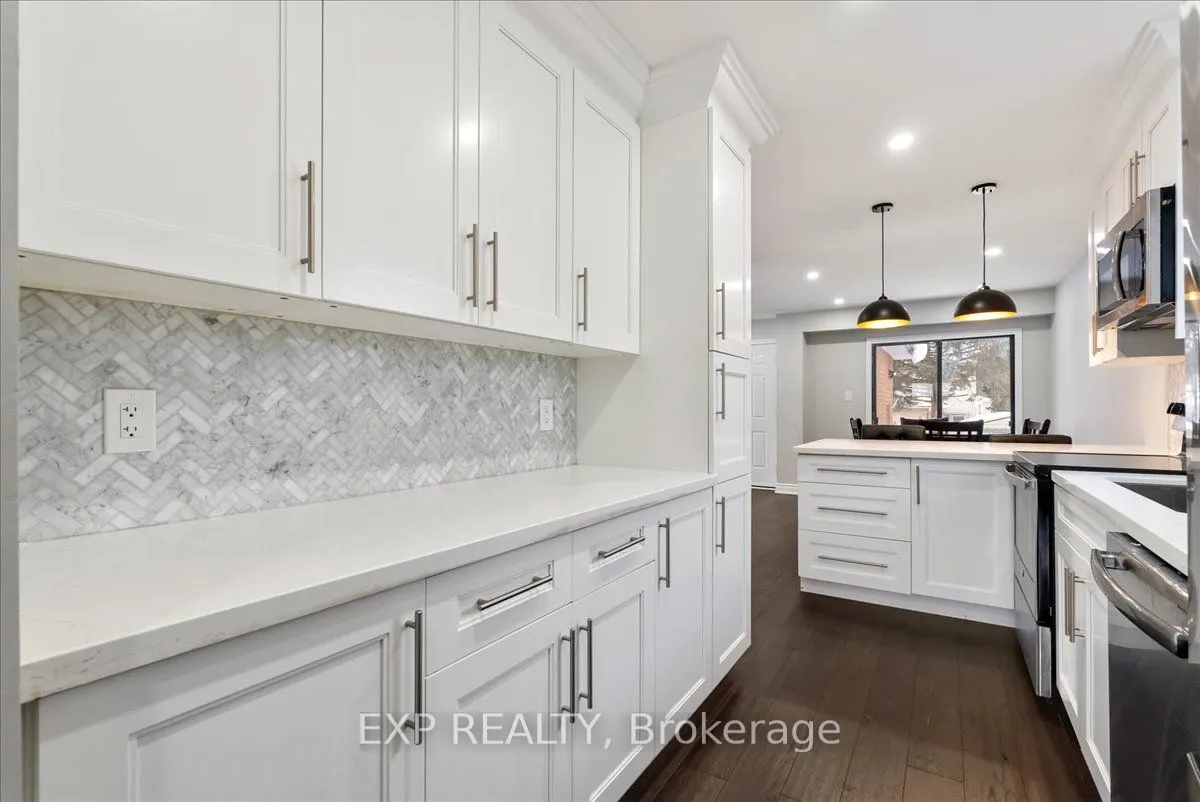 2529 Della St