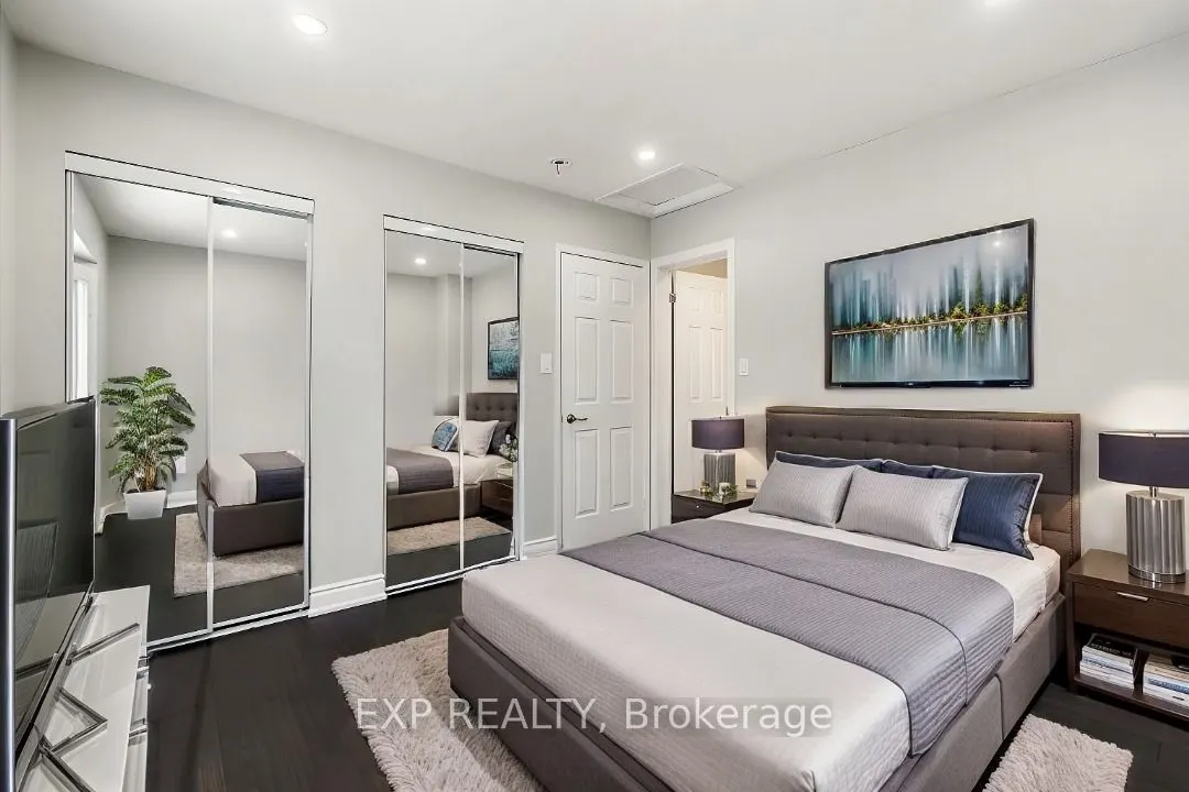2529 Della St