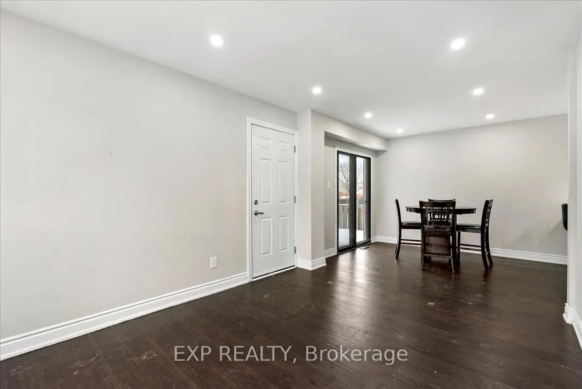 2529 Della St