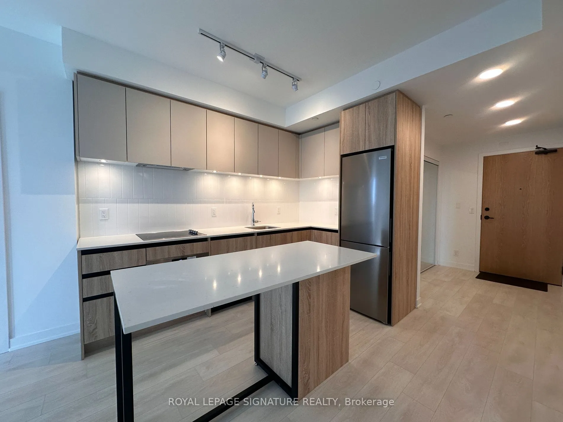 7950 BATHURST St, #402