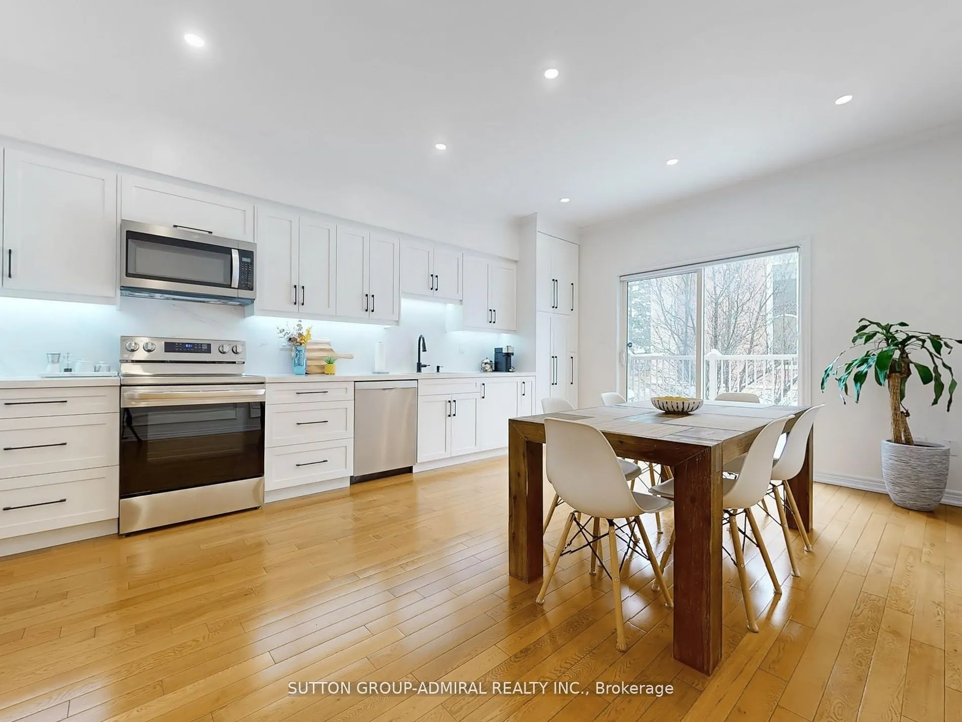 9241 Bathurst St, #5