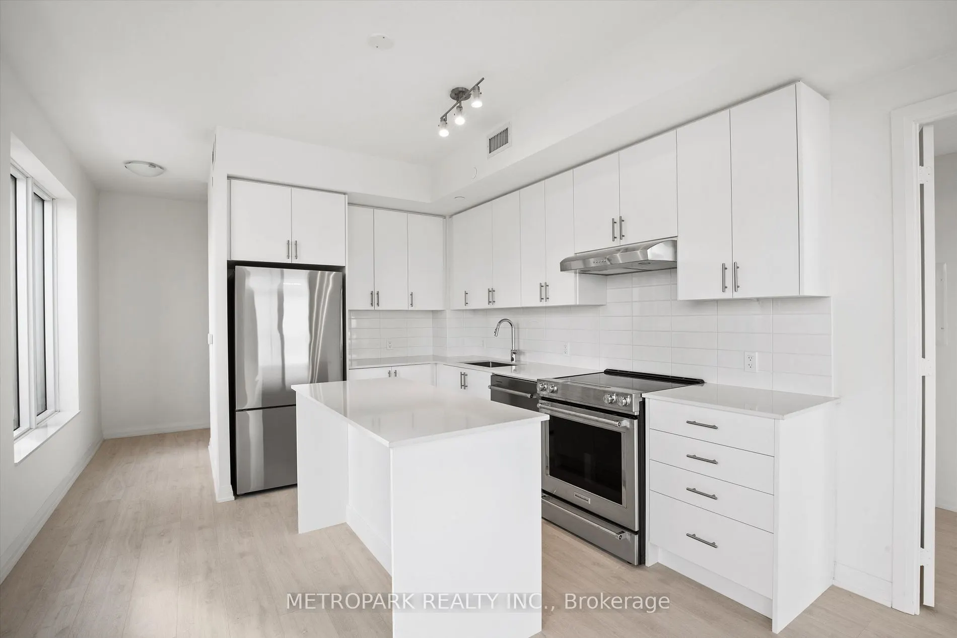8960 Jane Street, #709