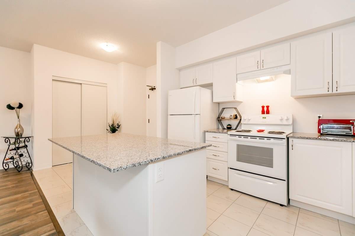 157 Wellington St E, #304