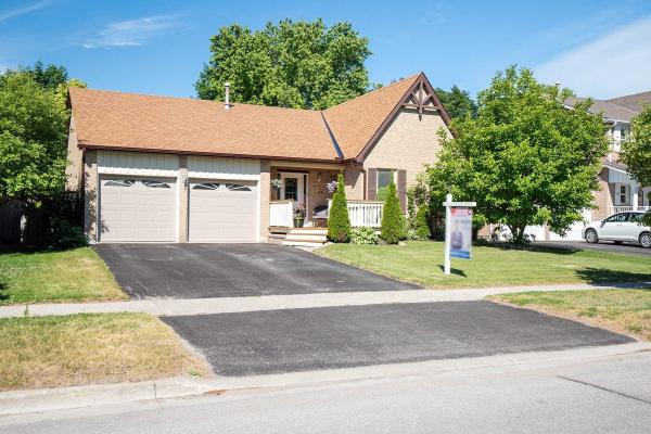 40 Quaker Village Dr, Uxbridge