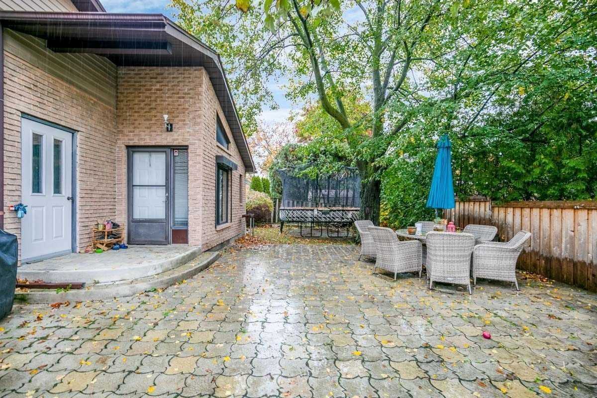 35 Sanderson Cres