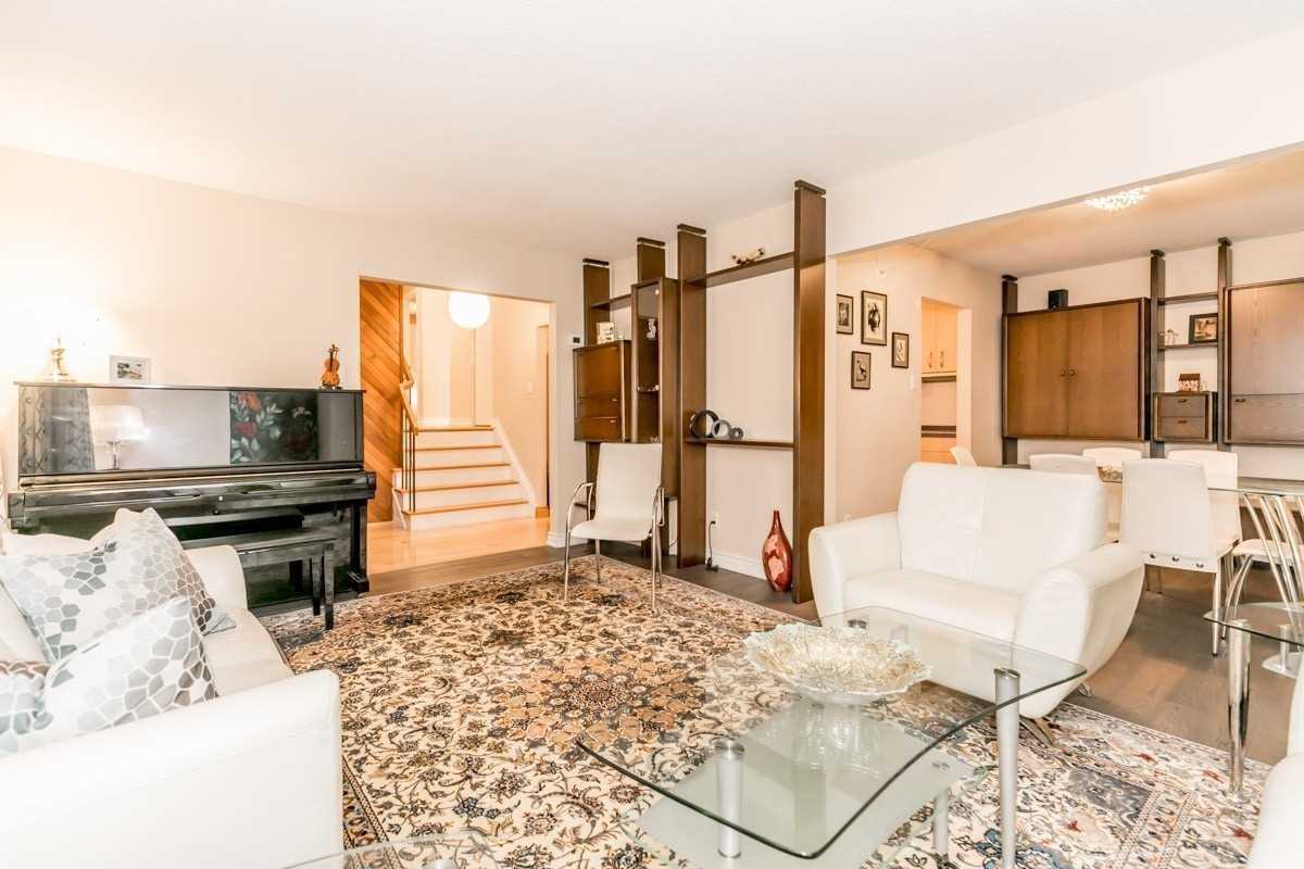 35 Sanderson Cres