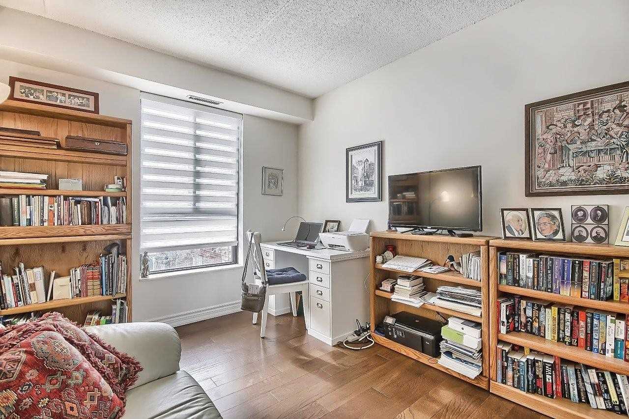 15390 Yonge St, #401