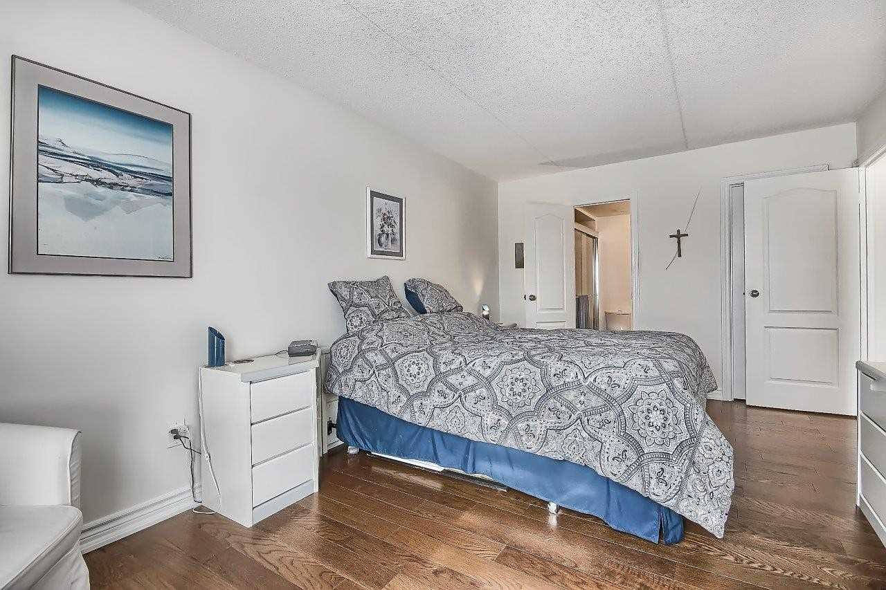 15390 Yonge St, #401