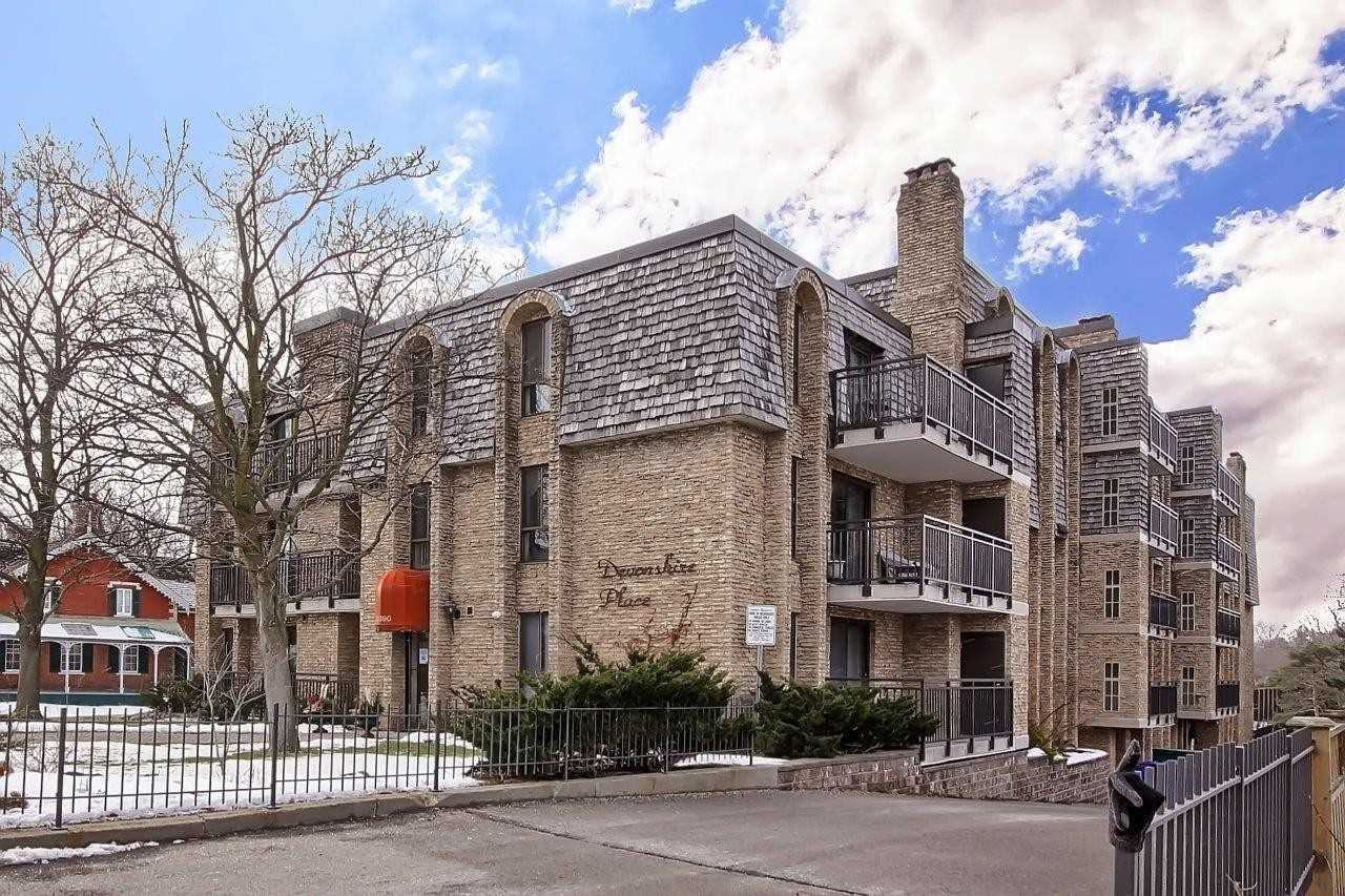 15390 Yonge St, #401