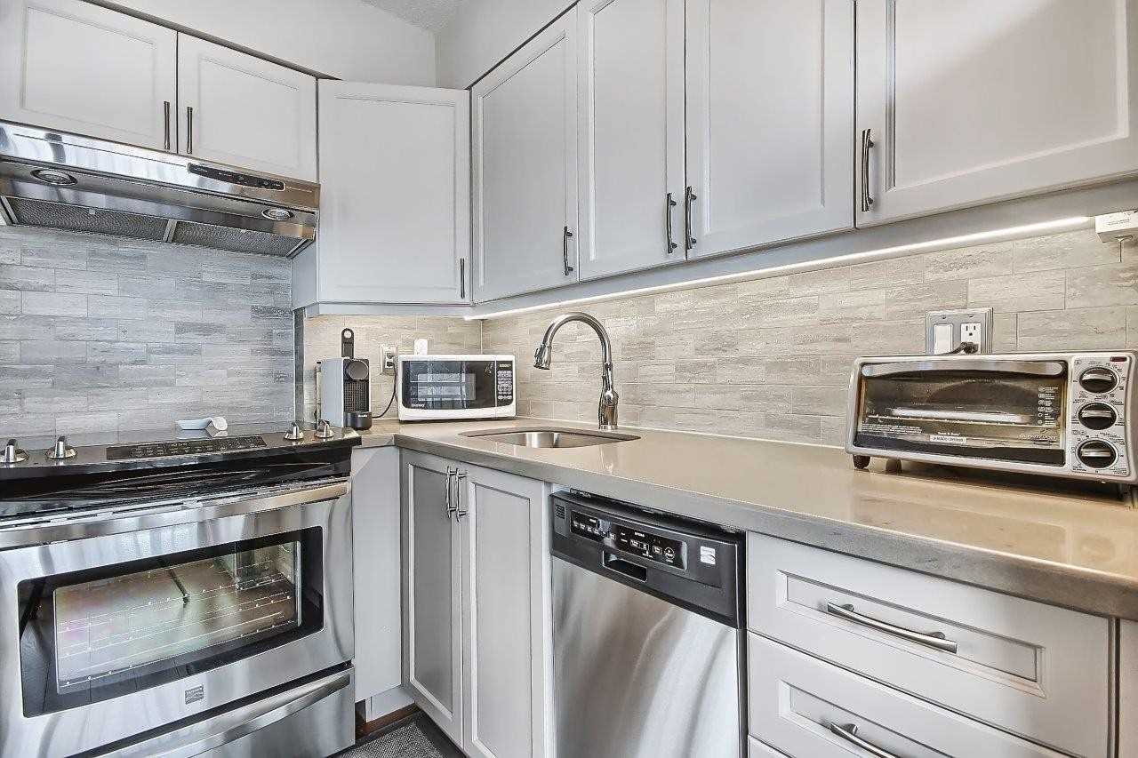 15390 Yonge St, #401