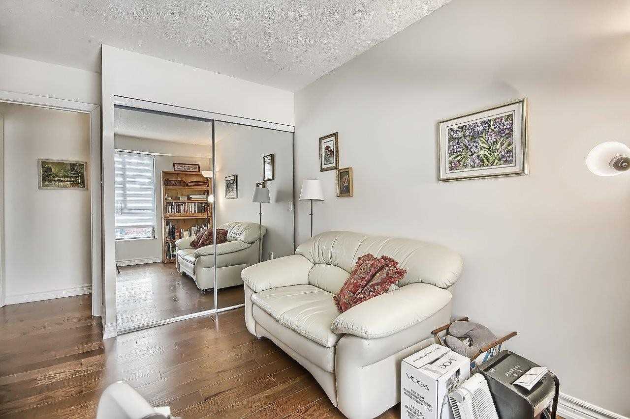 15390 Yonge St, #401
