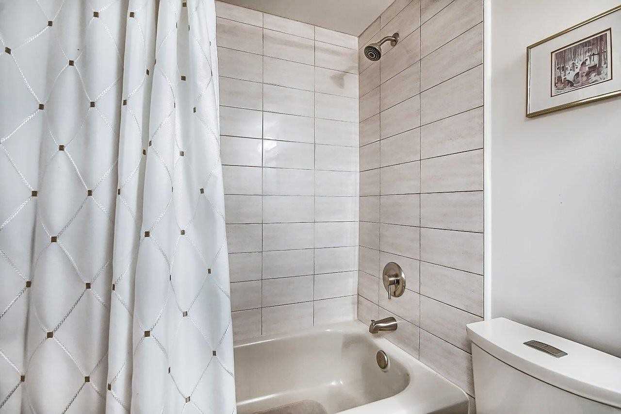 15390 Yonge St, #401