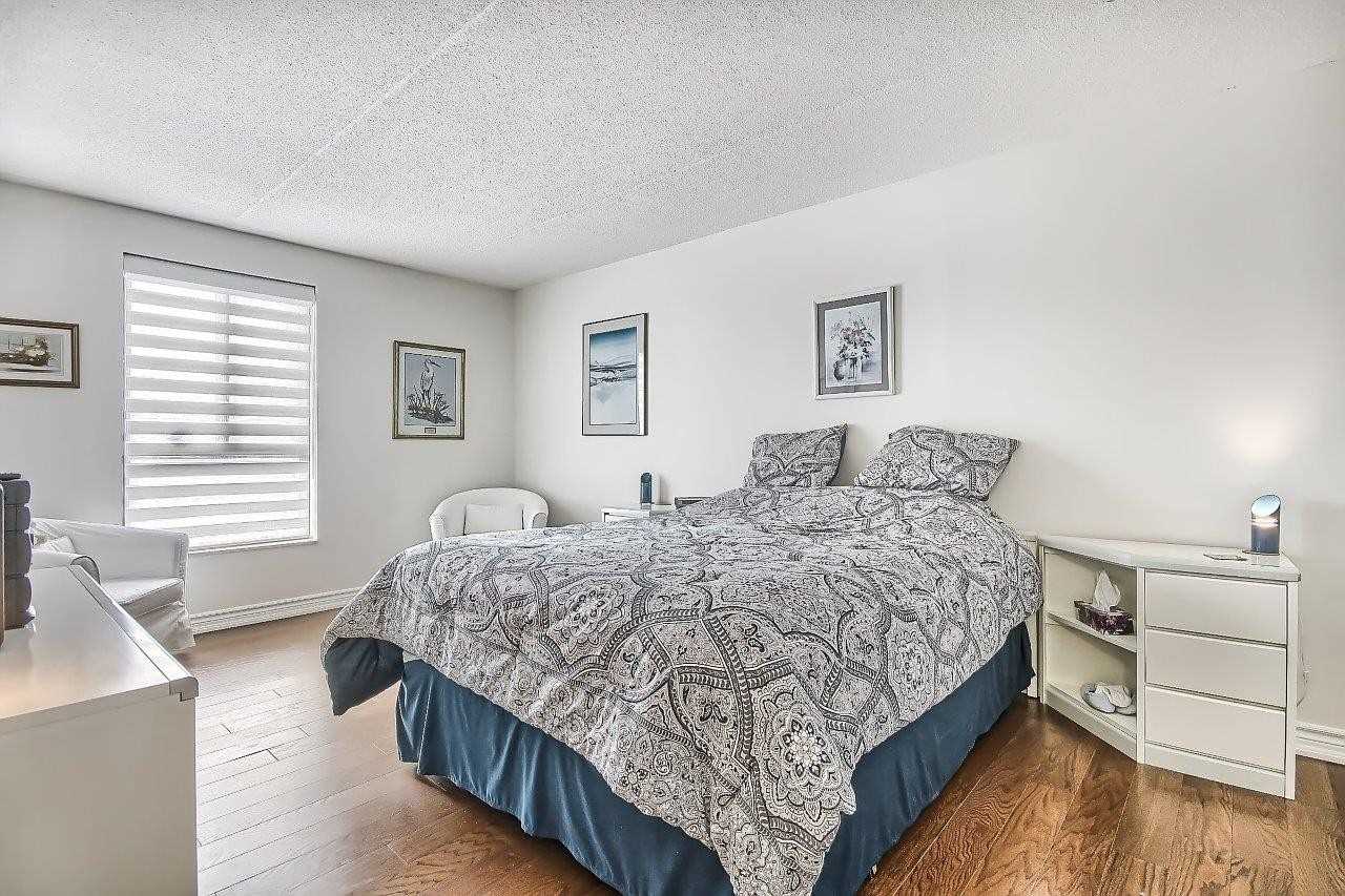 15390 Yonge St, #401