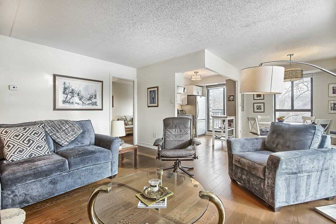 15390 Yonge St, #401