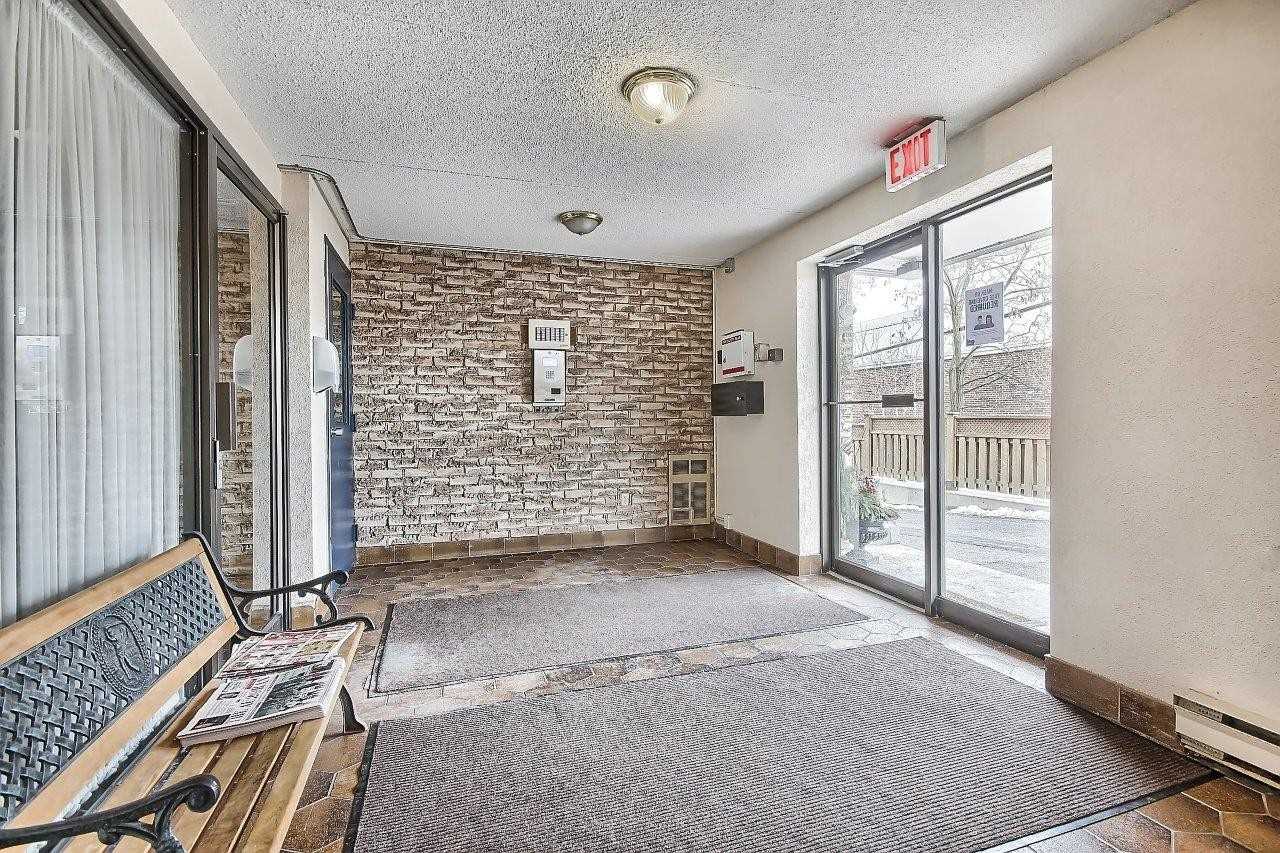 15390 Yonge St, #401