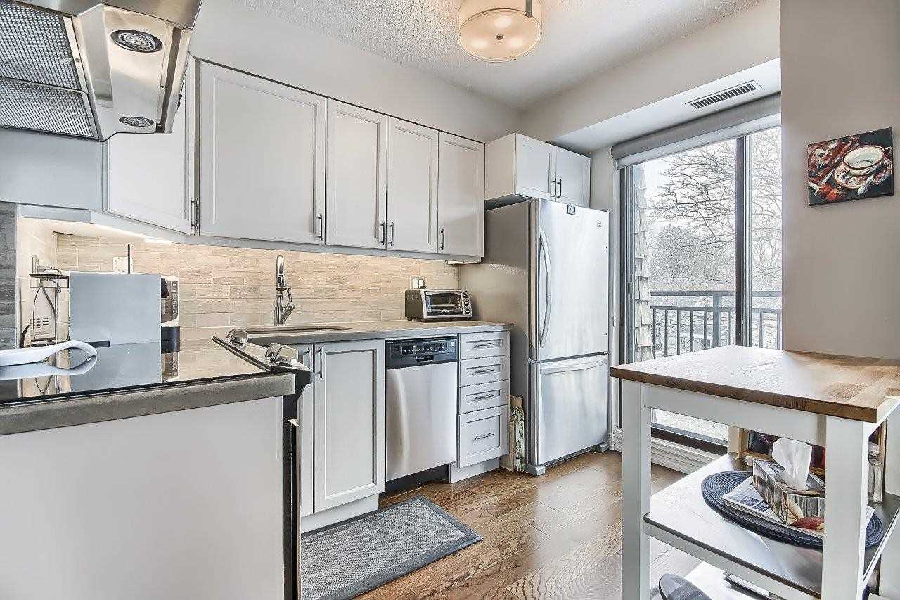 15390 Yonge St, #401