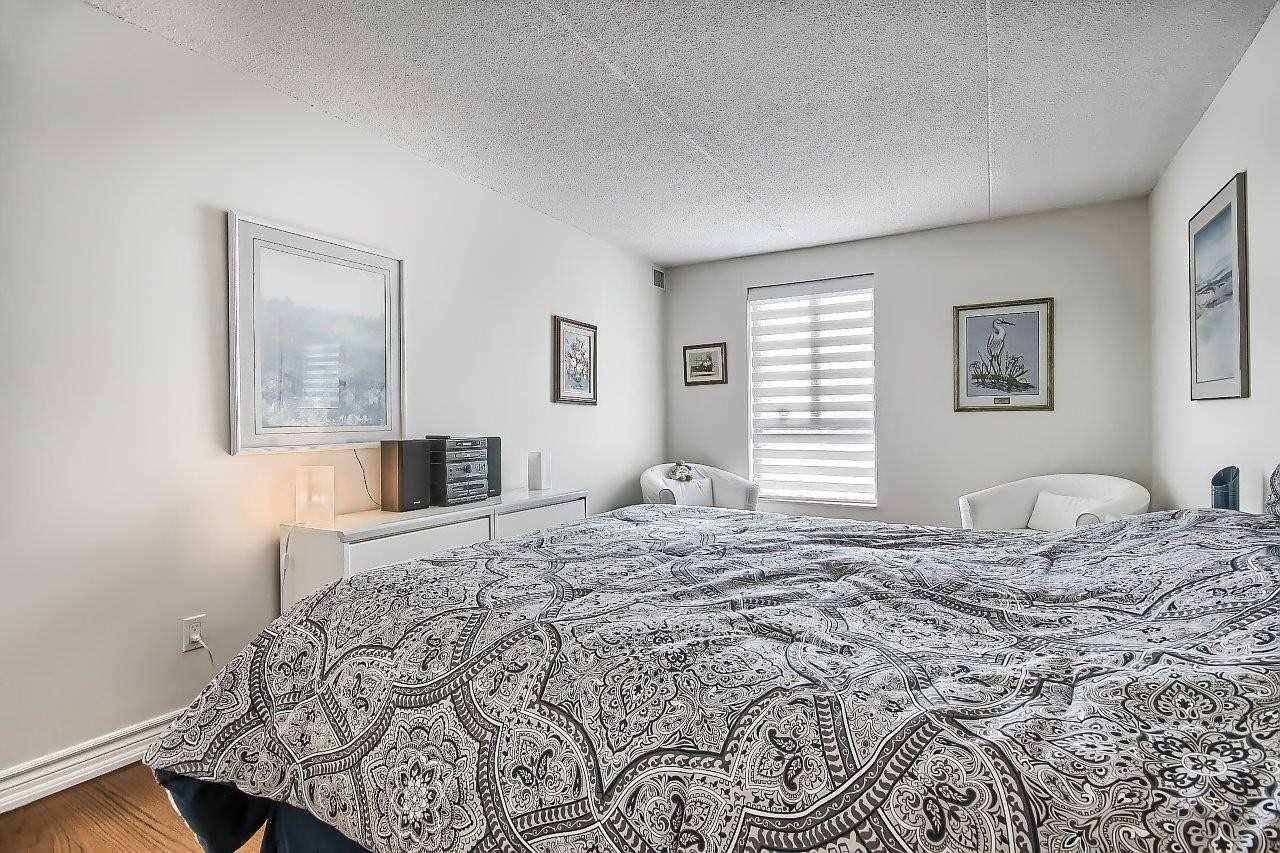15390 Yonge St, #401