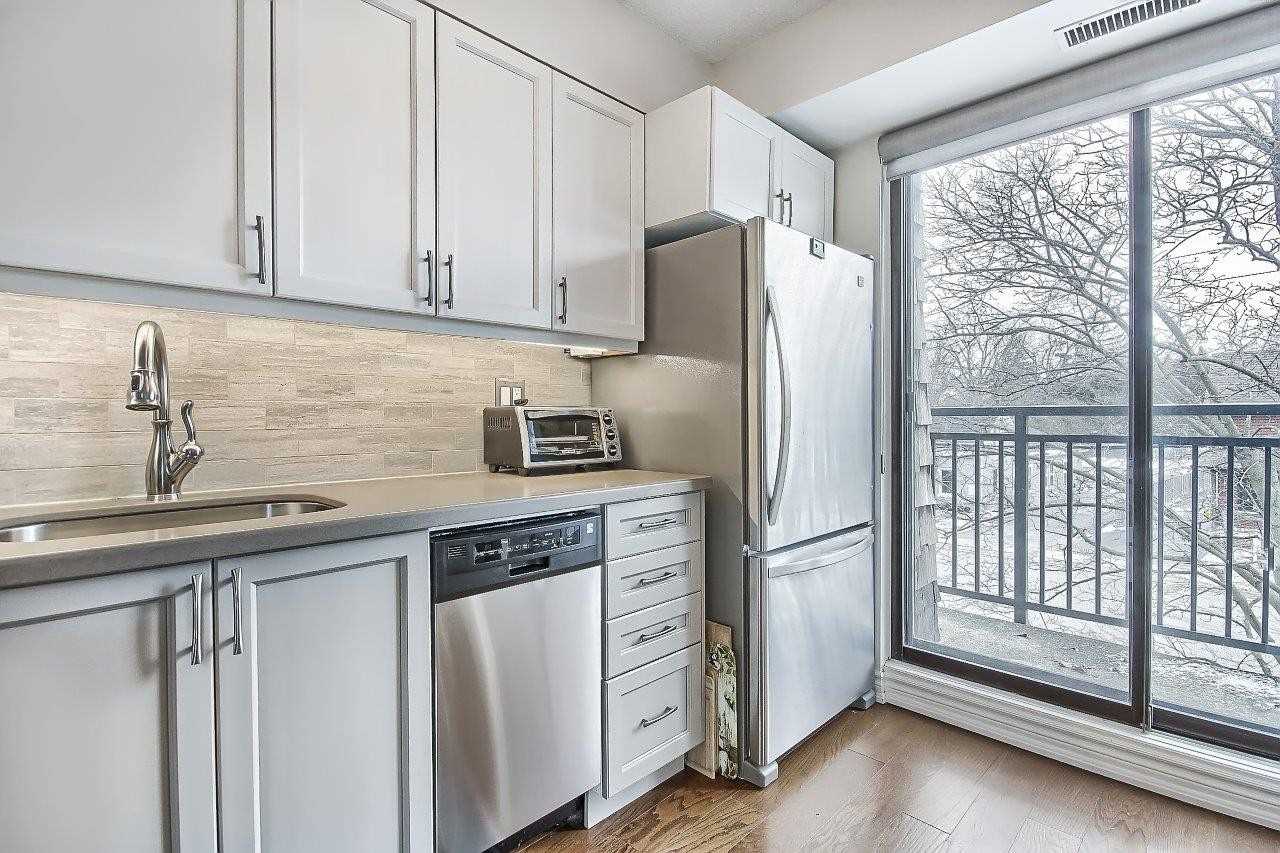 15390 Yonge St, #401