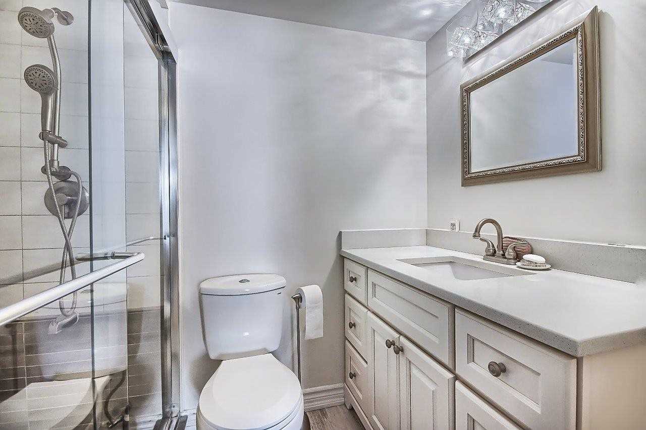 15390 Yonge St, #401