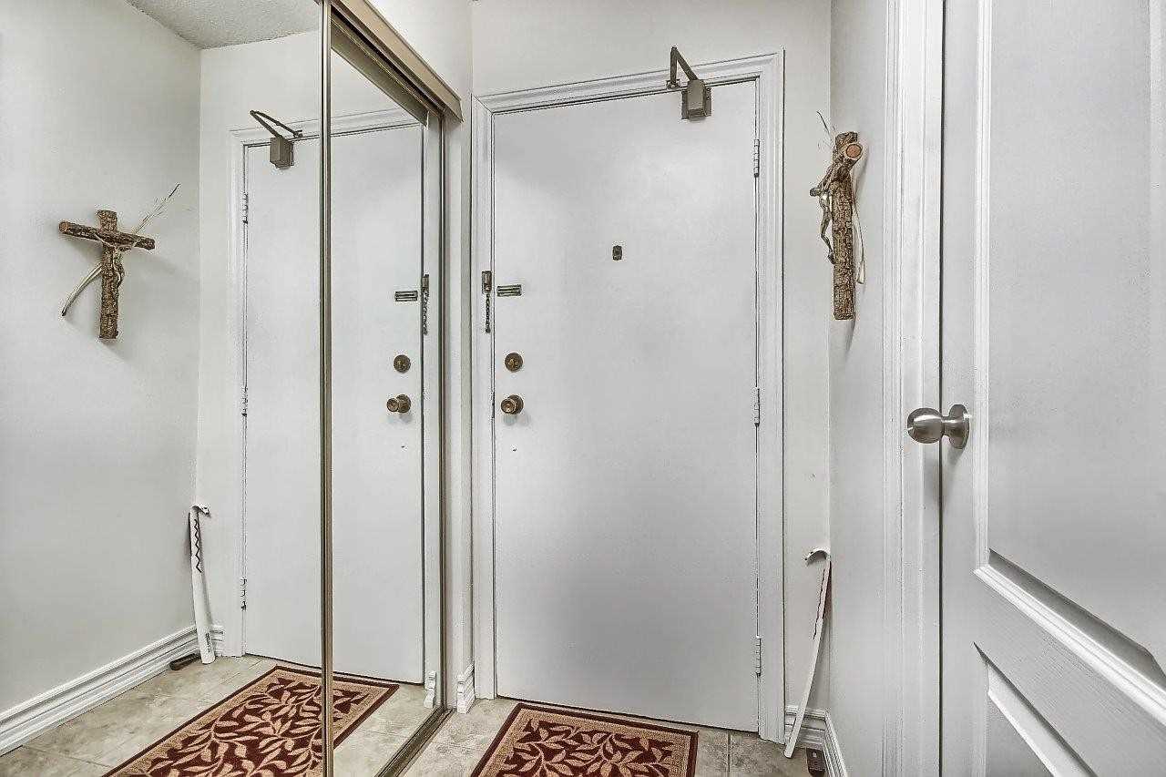 15390 Yonge St, #401