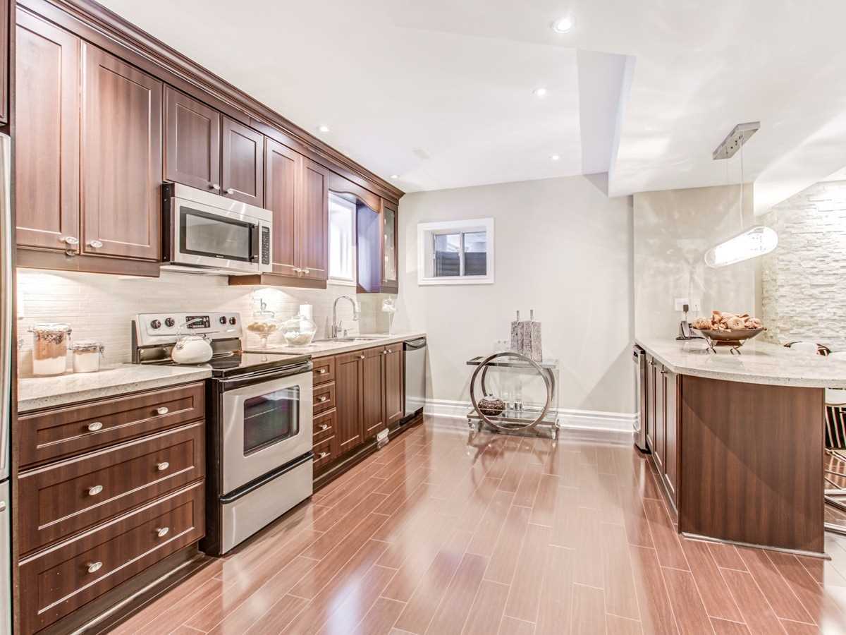 384 Kennedy St W