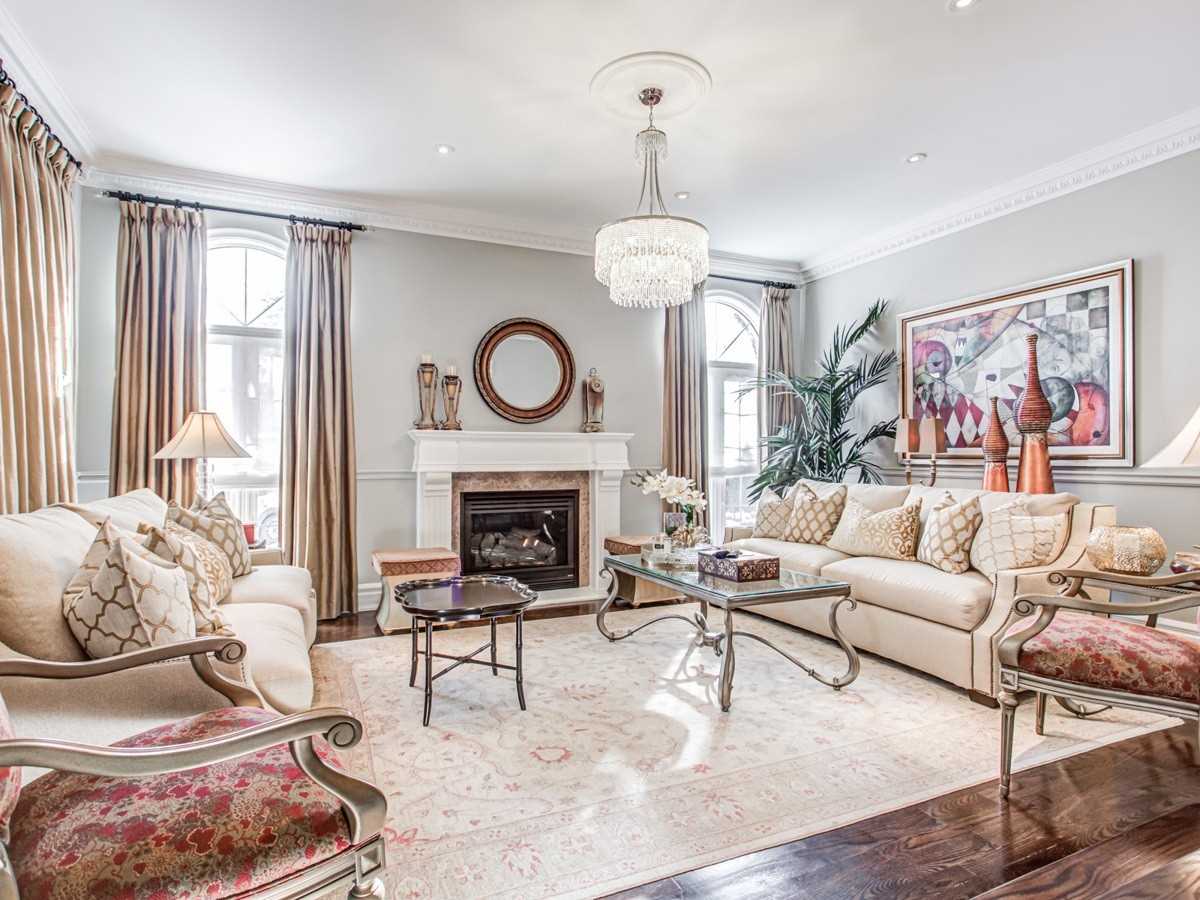 384 Kennedy St W