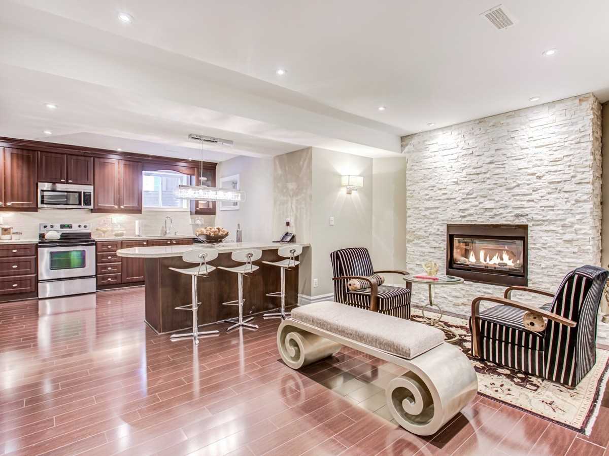 384 Kennedy St W