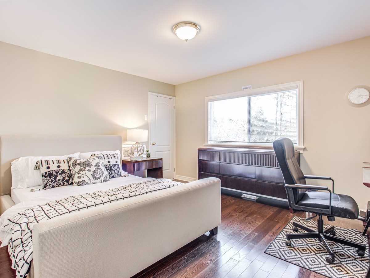 384 Kennedy St W