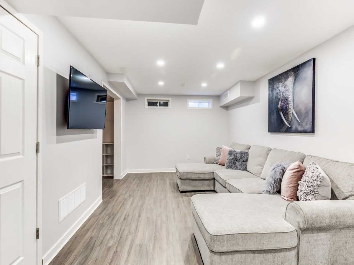 61 Long St