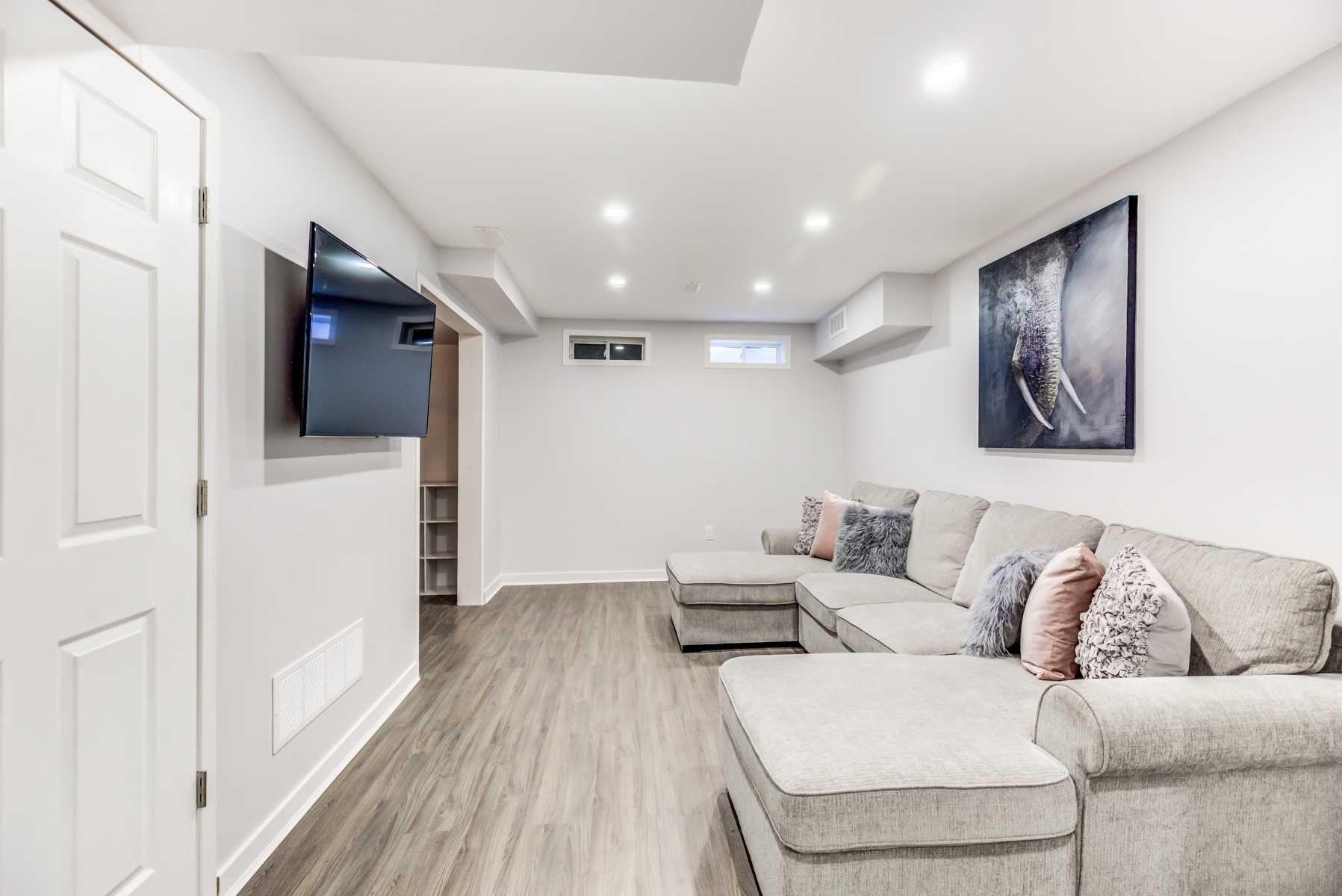 61 Long St