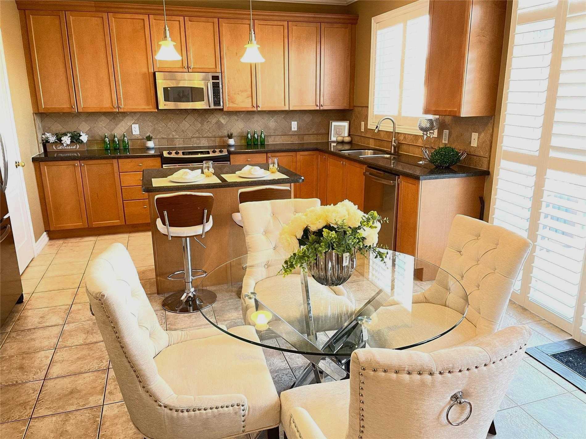 8 Candlewood Crt