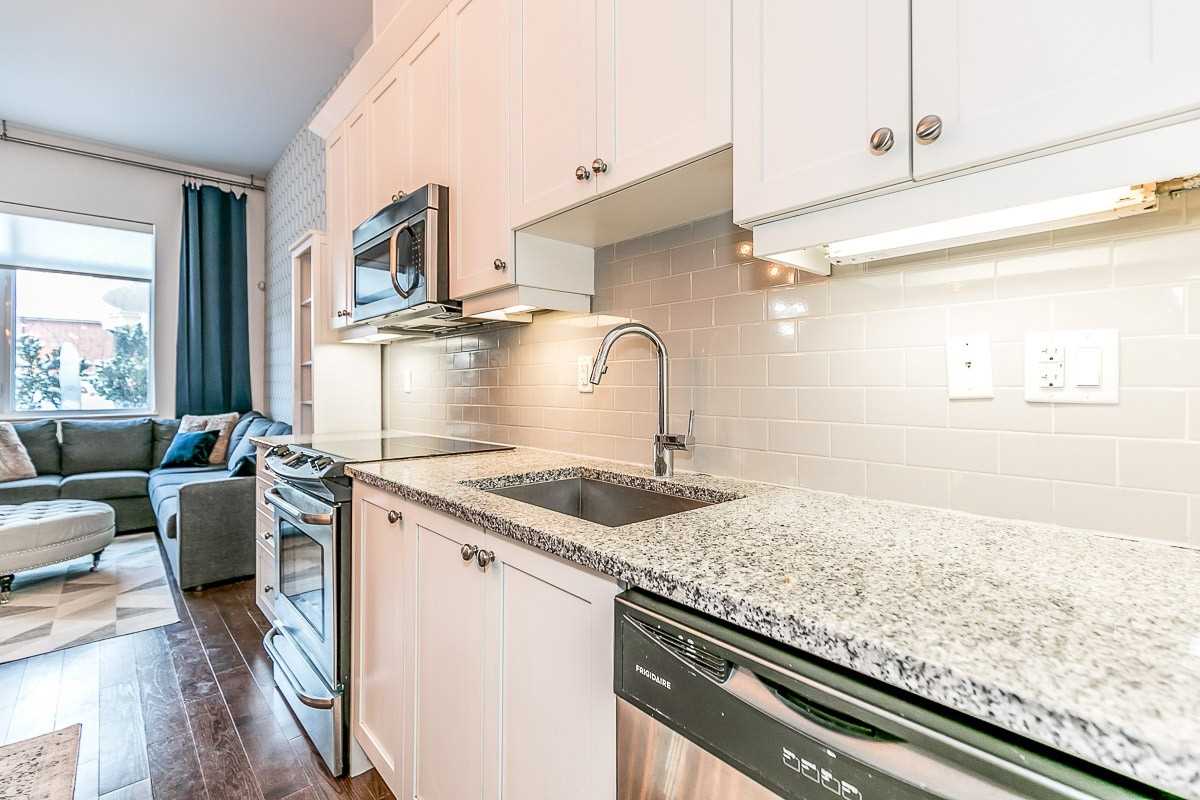 15277 Yonge St, #201