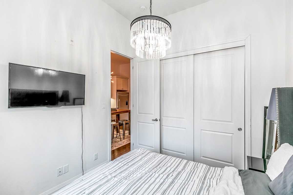 15277 Yonge St, #201