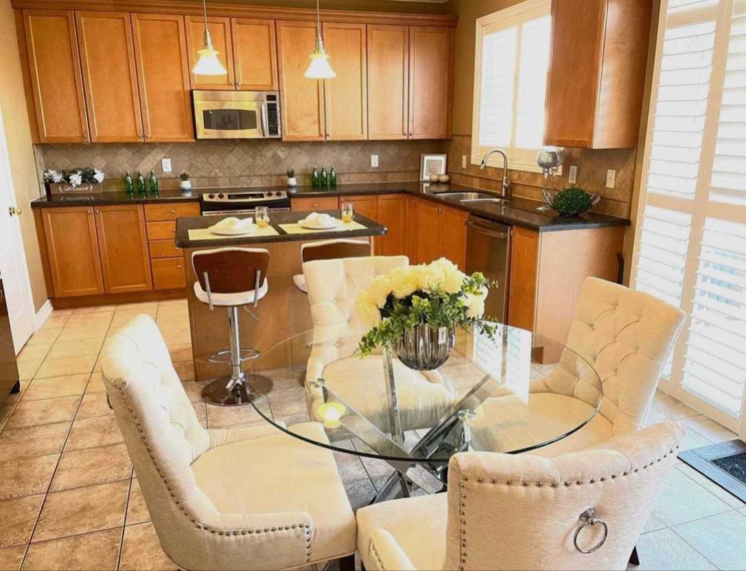 8 Candlewood Crt