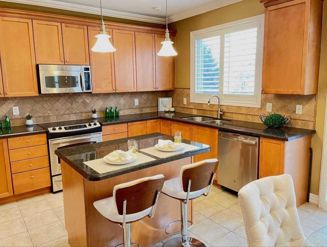 8 Candlewood Crt