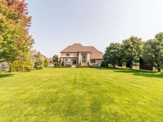 41 Country Club Cres
