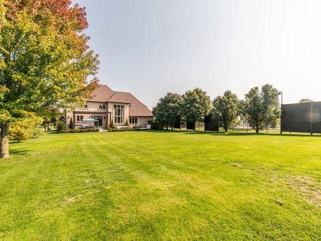41 Country Club Cres