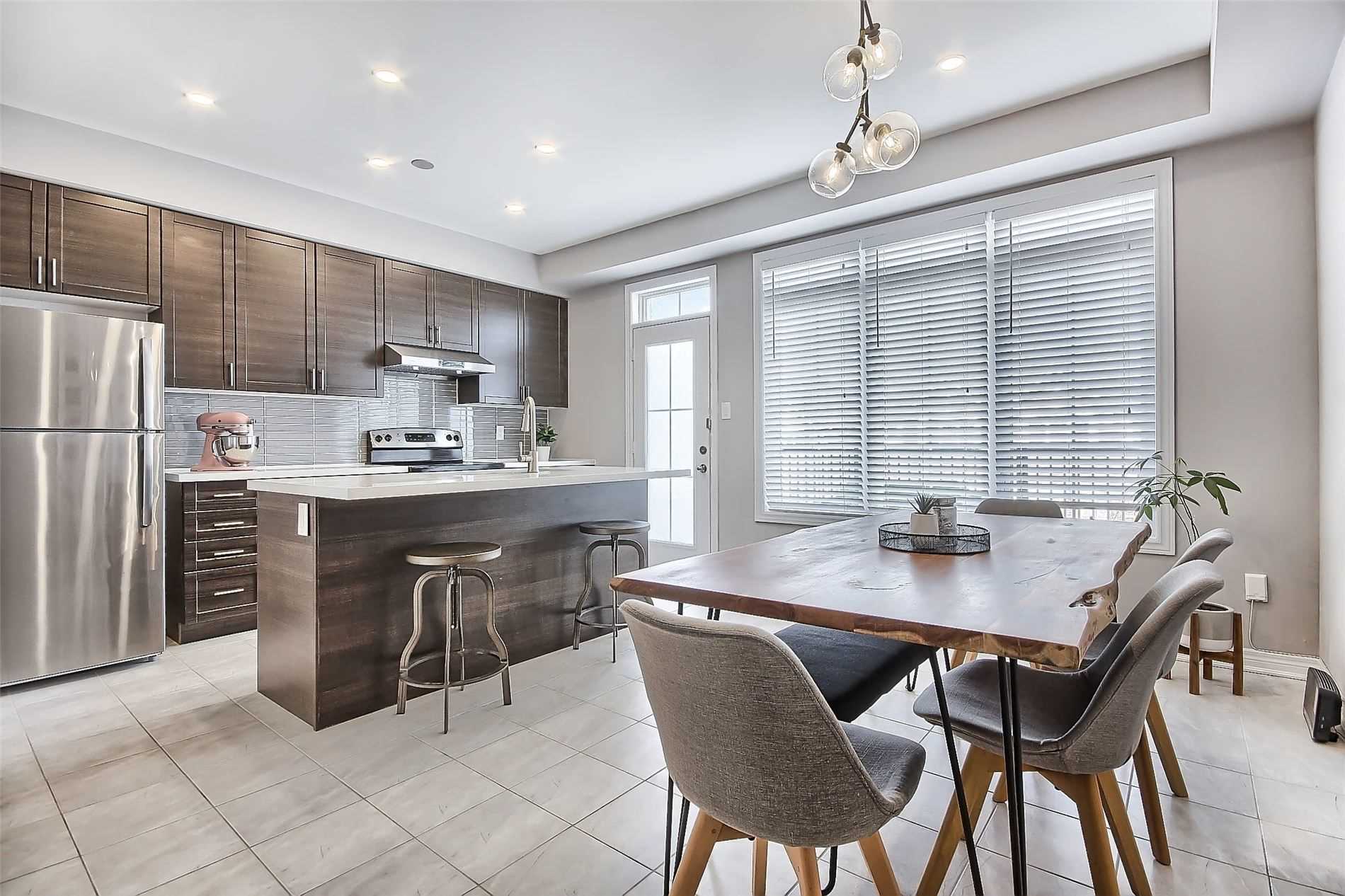 221 Dundas Way
