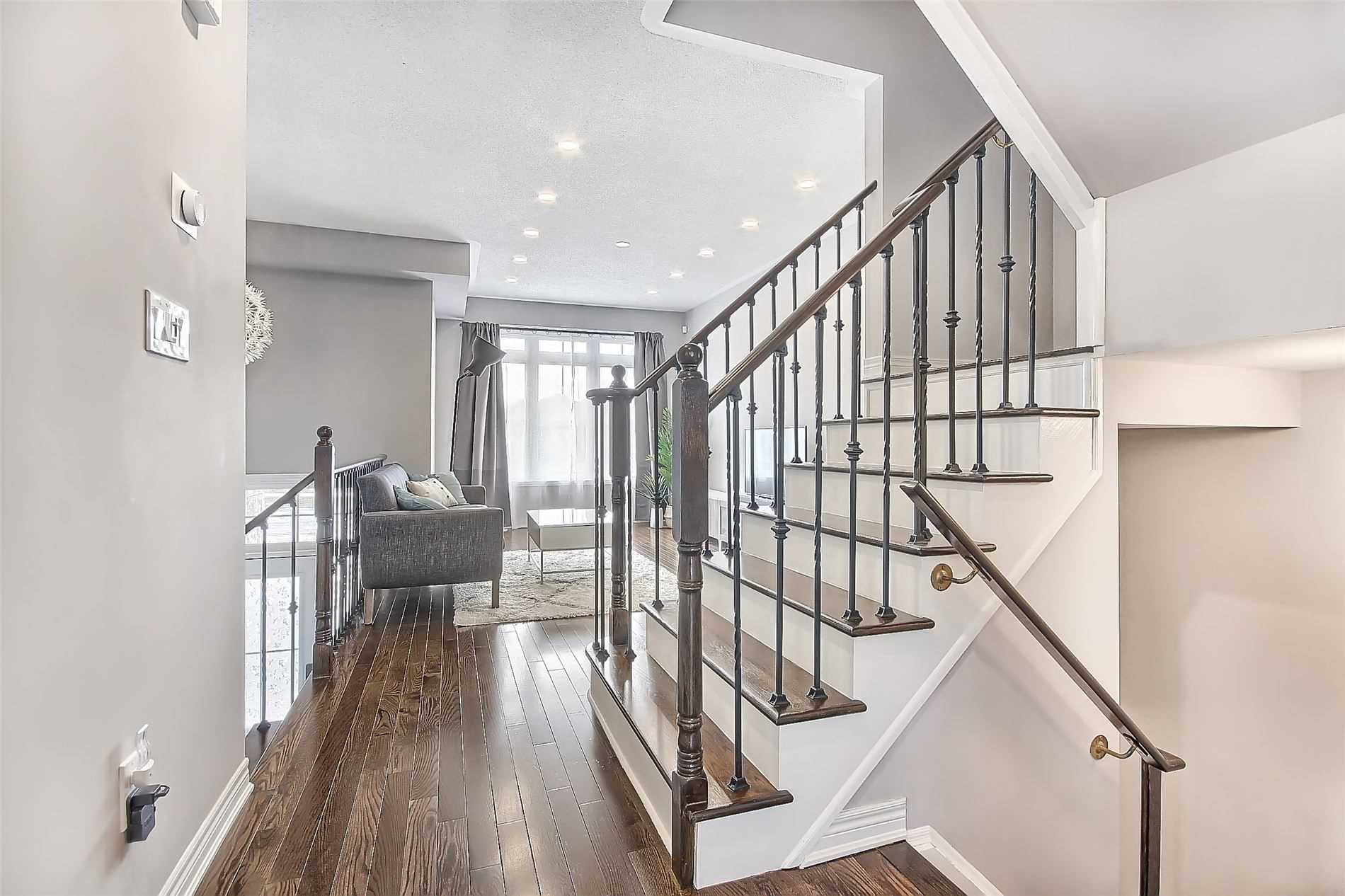 221 Dundas Way