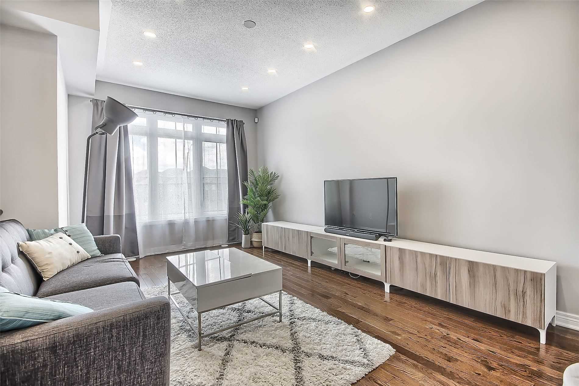 221 Dundas Way