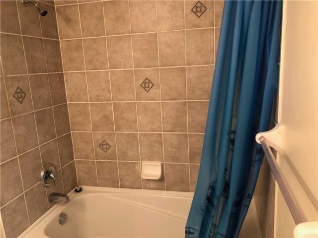 11 Oneida Cres, #401