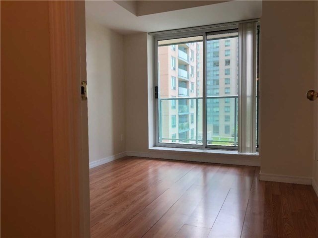 11 Oneida Cres, #401