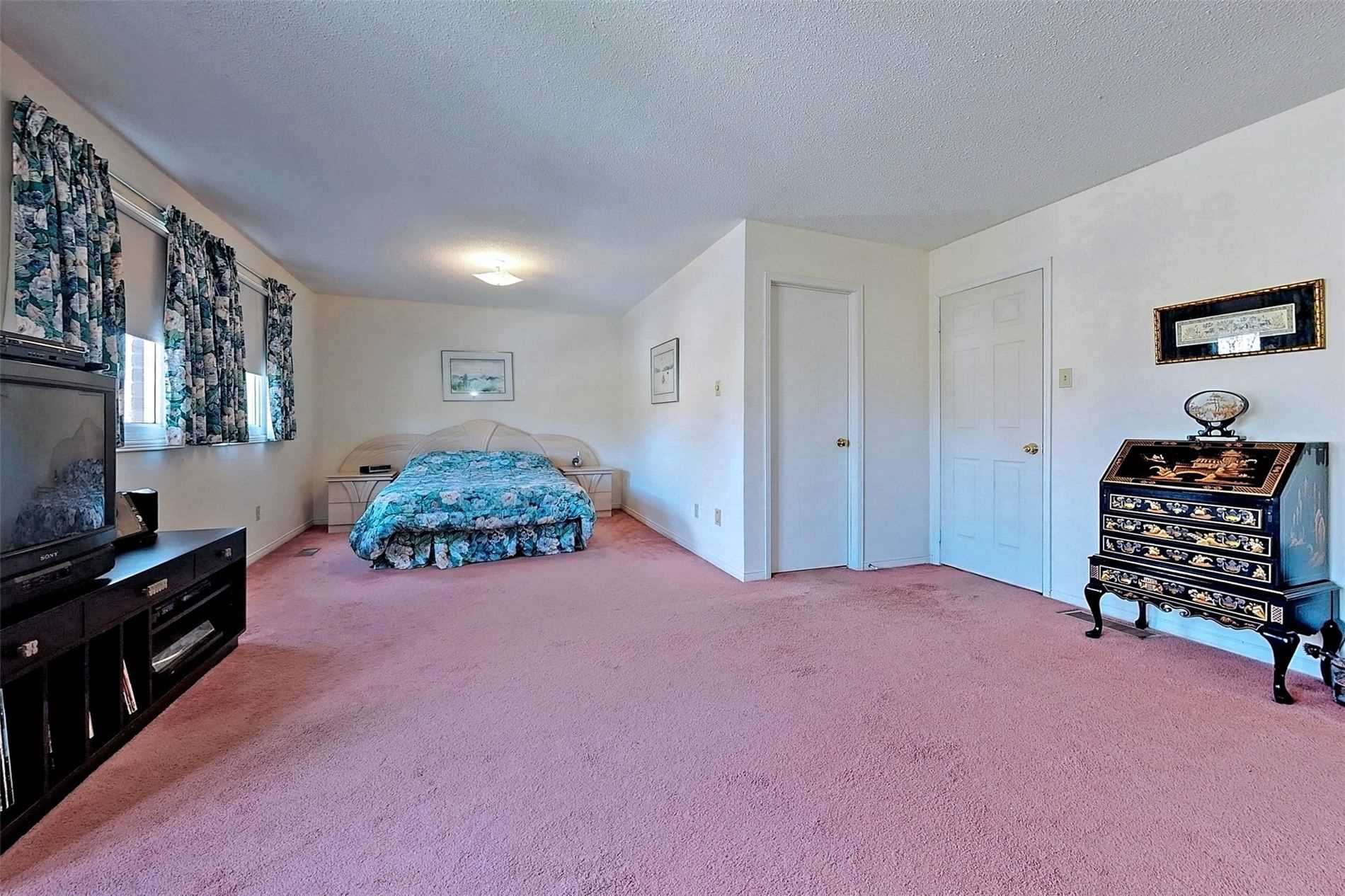 107 Roxborough Lane
