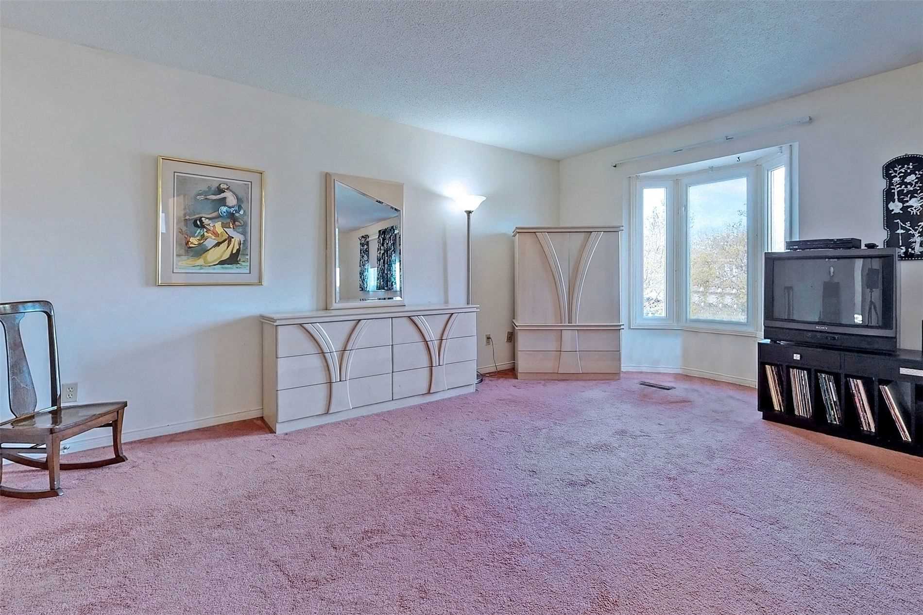 107 Roxborough Lane