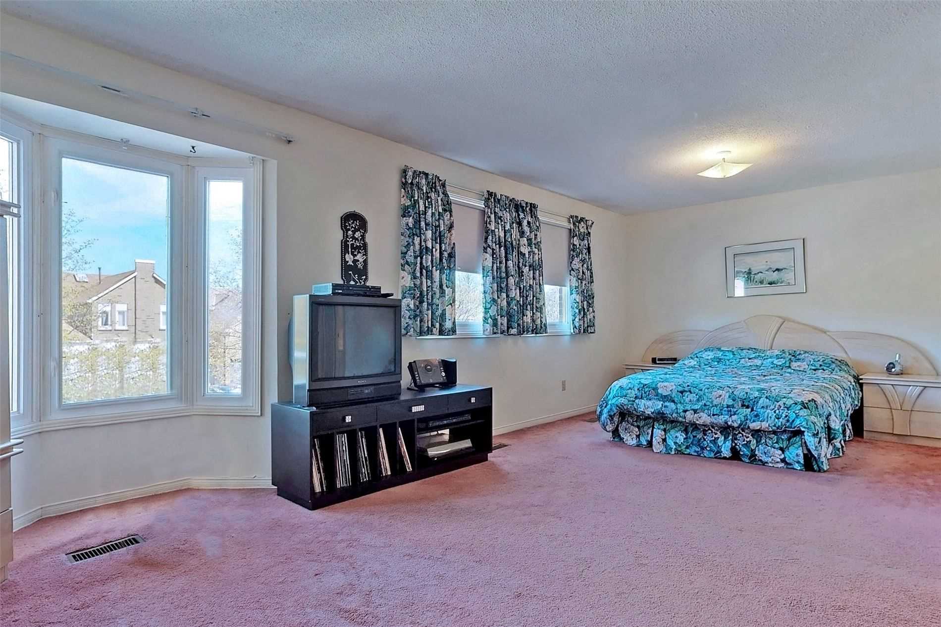 107 Roxborough Lane
